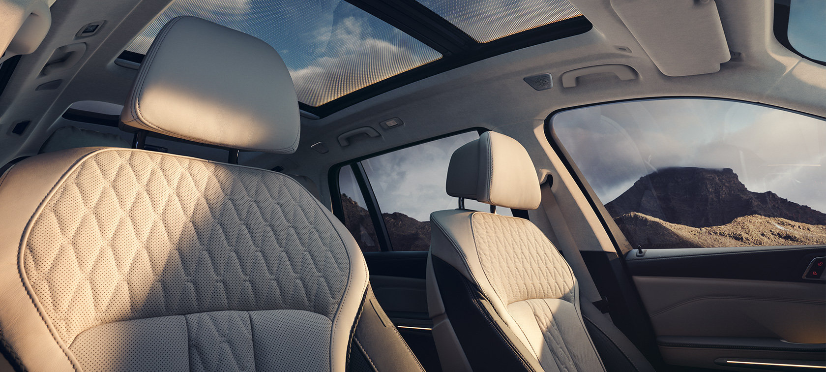 Blick von der Beifahrerseite über die Vordersitze nach hinten in den Innenraum BMW X7 G07 LCI