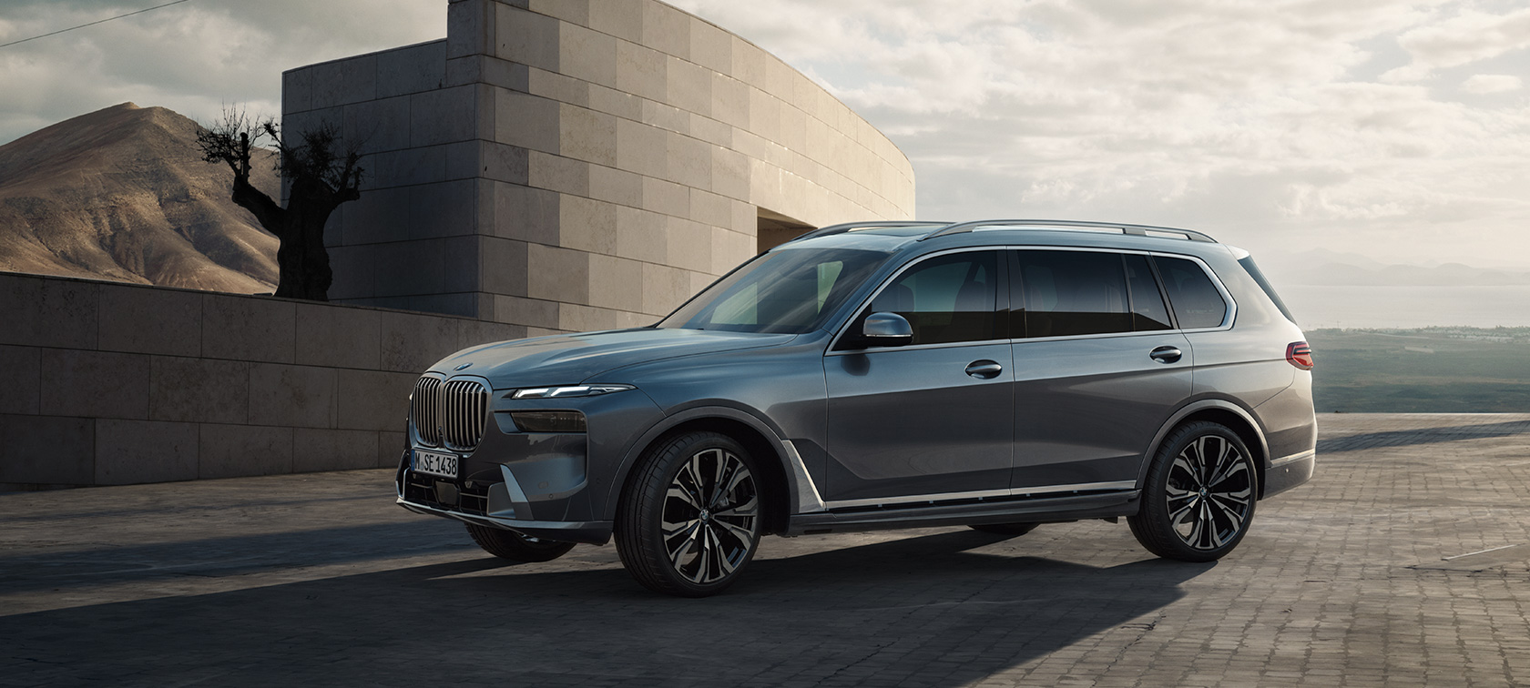 BMW X7 G07 LCI 7/8-Seitenansicht Sparkling Kupfergrau metallicVideo BMW X7 G07 LCI 7/8-Seitenansicht stehend Sparkling Kupfergrau metallicVideo