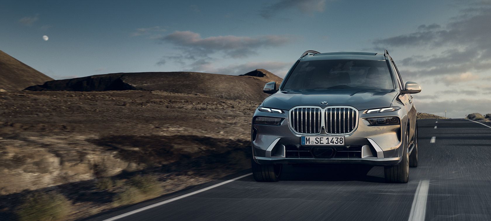 BMW X7 G07 LCI 7/8-Frontansicht fahrend Sparkling Kupfergrau metallic