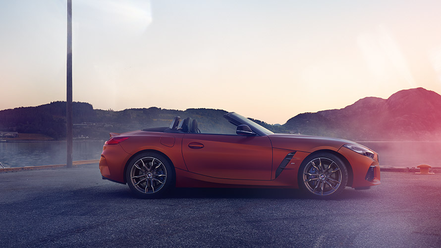 Silhouette der BMW Z4 M40i First Edition Silhouetten-Schuss der BMW Z4 M40i First Edition mit geöffnetem Verdeck
