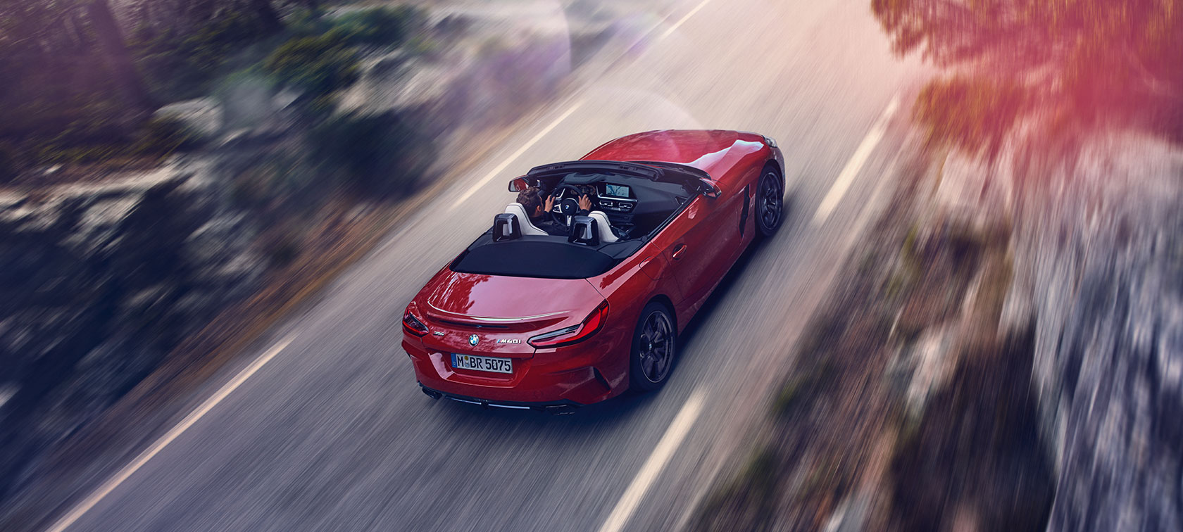 BMW Z4 Roadster aus der Vogelperspektive G29 Fahrender BMW Z4 Roadster aus der Vogelperspektive G29
