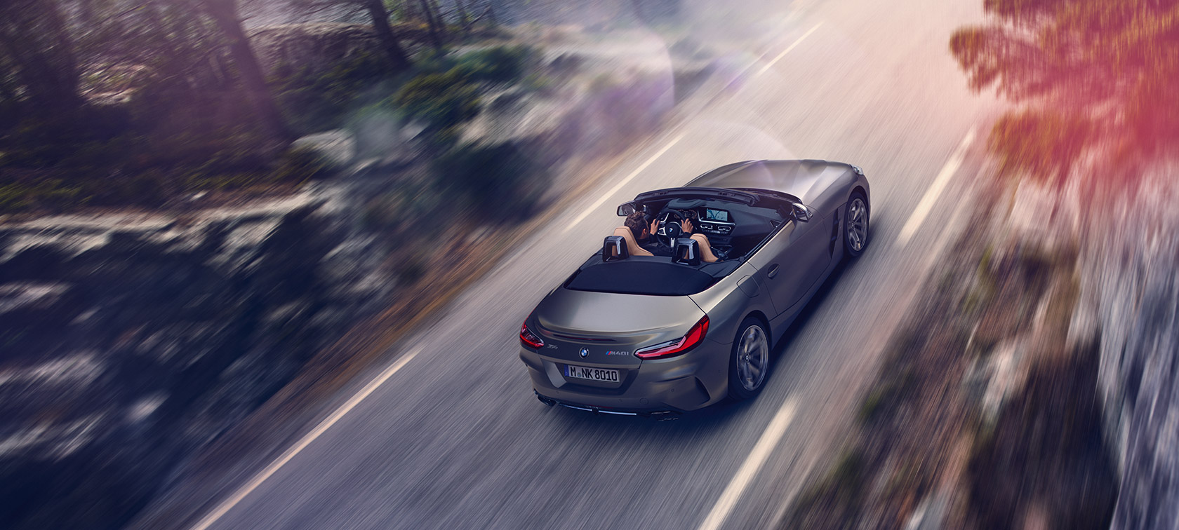 Fahrender grauer BMW Z4 Roadster aus der Vogelperspektive Grauer BMW Z4 Roadster aus der Vogelperspektive