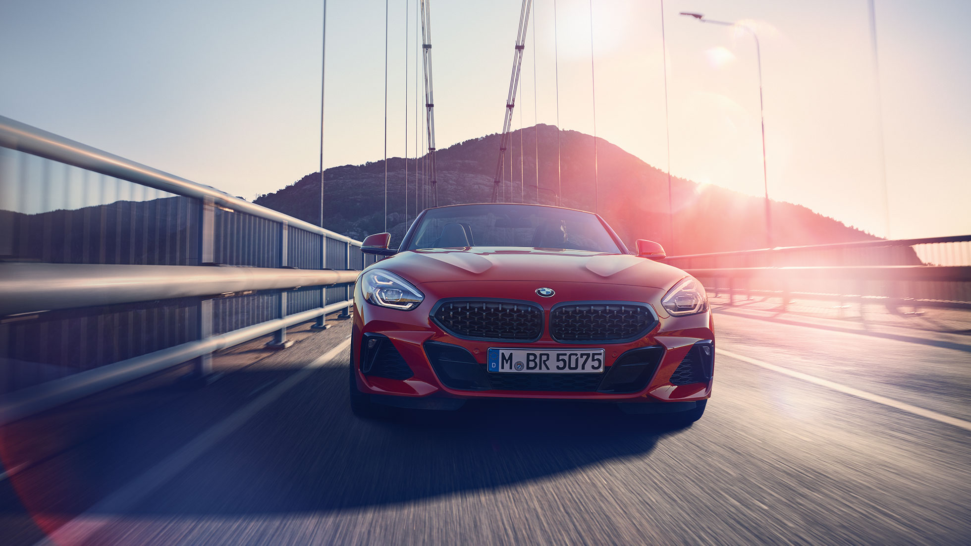 BMW Z4 Roadster auf einer Brücke G29 Frontaufnahme des BMW Z4 Roadster auf einer Brücke G29