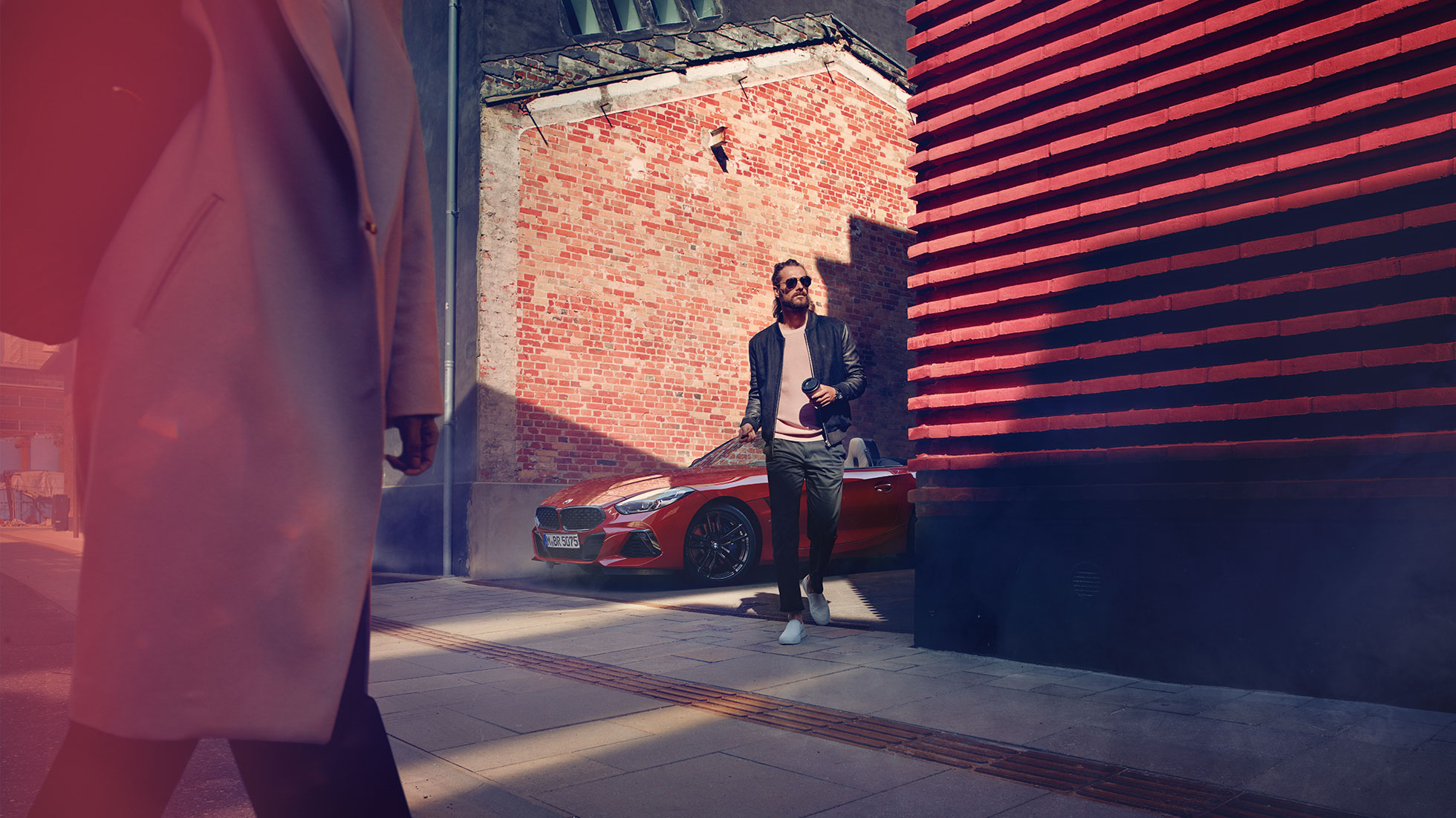 BMW Z4 Roadster in Seitenstraße G29 Mann in Seitenstraße vor BMW Z4 Roadster G29