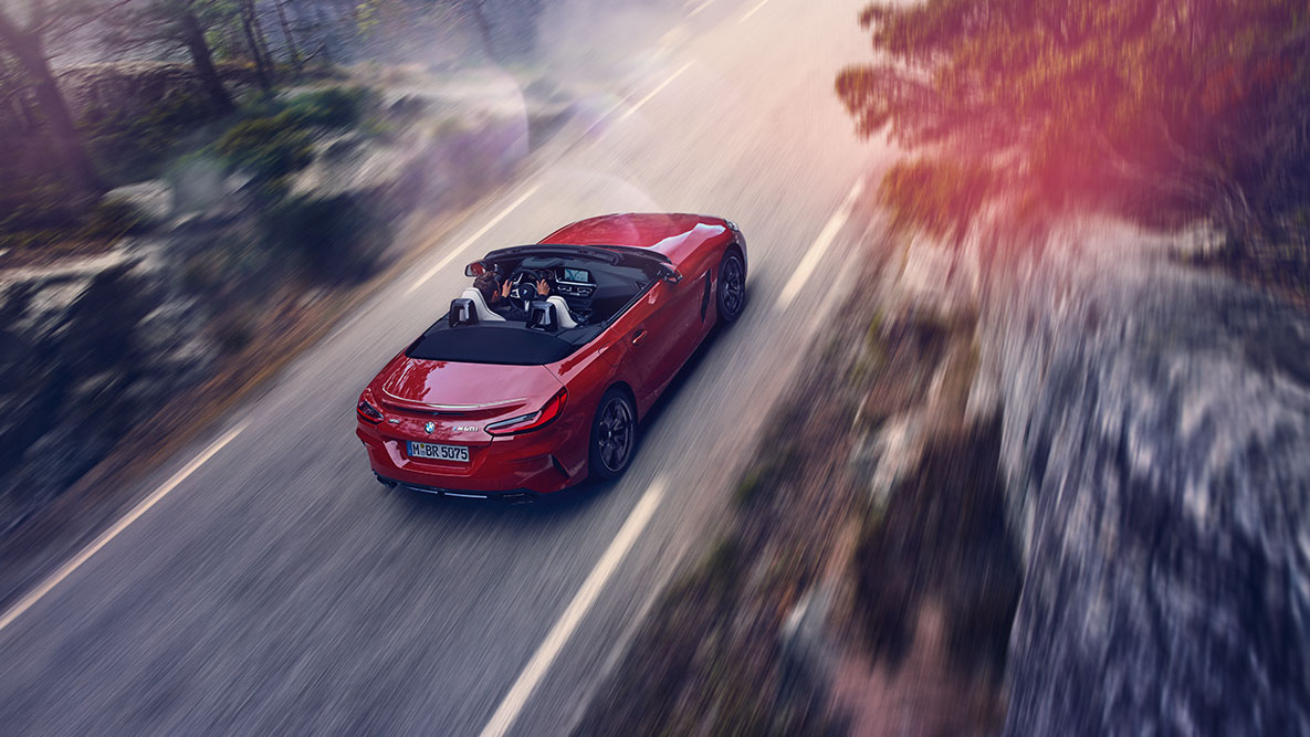BMW Z4 Roadster Fahraufnahme G29 Fahrender BMW Z4 Roadster aus der Vogelperspektive G29