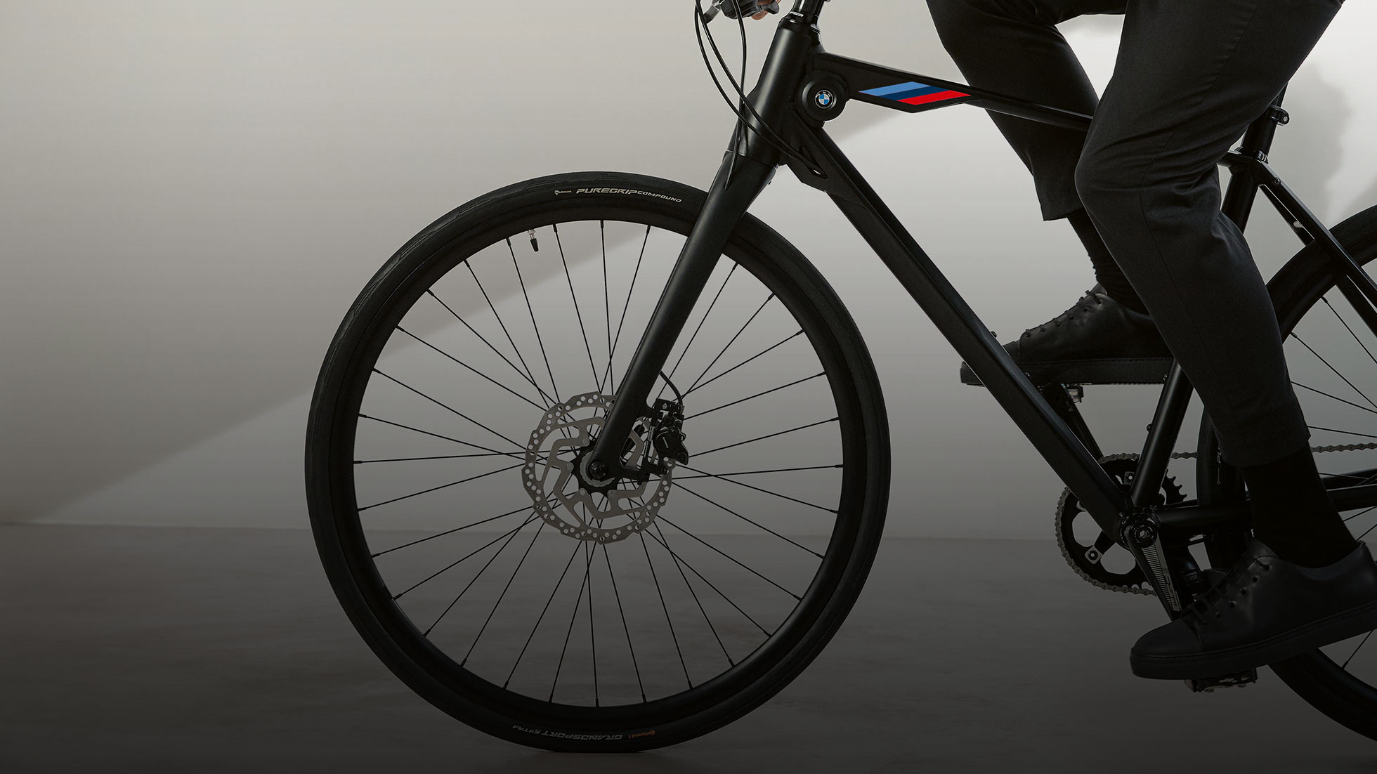 Das Bild ist eine Nahaufnahme der Carbon-Gabel, die das Gewicht des Bikes reduzieren soll. Das Bild ist eine Nahaufnahme der Carbon-Gabel, die das Gewicht des Bikes reduzieren soll.