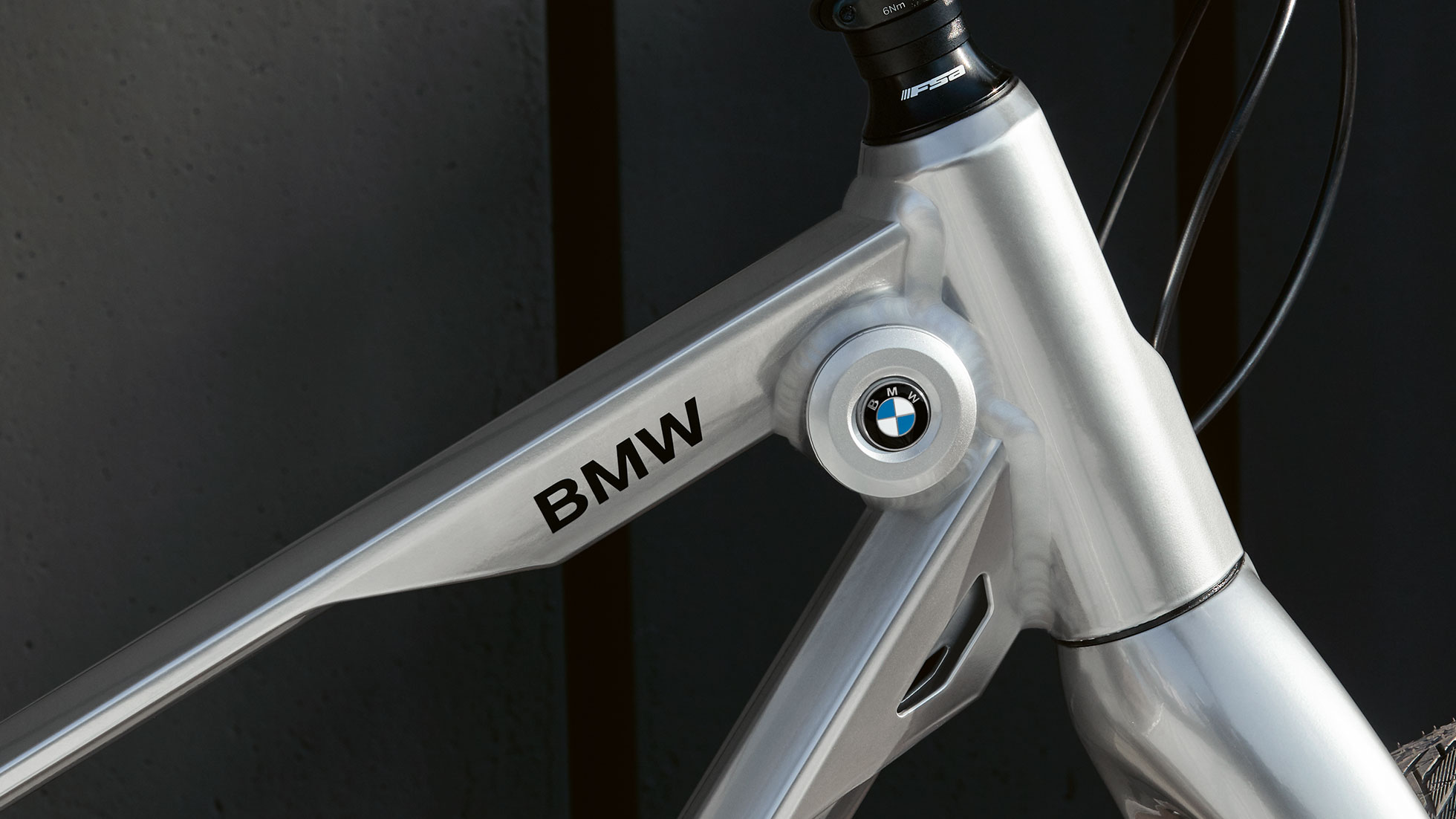 Sie sehen das BMW Cruise Bike. Am vorderen Teil des Rahmens sind deutlich das BMW Logo und der Schriftzug BMW zu erkennen. Sie sehen das BMW Cruise Bike. Am vorderen Teil des Rahmens sind deutlich das BMW Logo und der Schriftzug BMW zu erkennen.