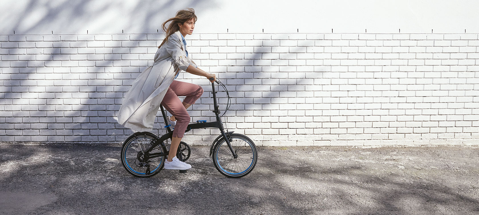 Auf dem Bild fährt eine Frau auf dem BMW Folding Bike. Auf dem Bild fährt eine Frau auf dem BMW Folding Bike.