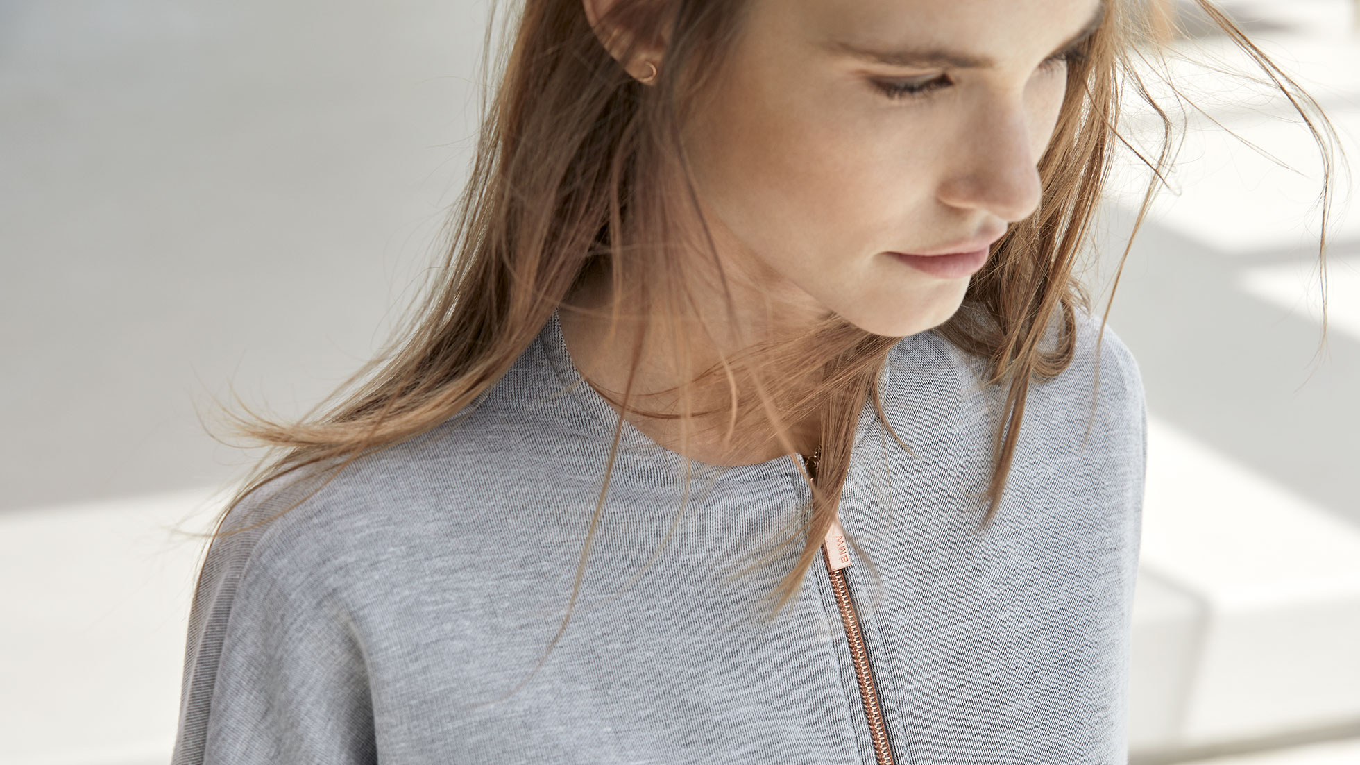 Die Feinheit liegt im Detail bei der BMW Sweatjacke für Damen. Das Bild ist eine Nahaufnahme der BMW Sweatjacke für Damen.