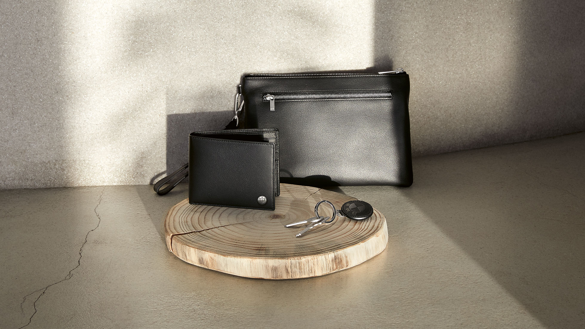 Das Wichtigste im Griff. Die BMW Pouch. Im Mittelpunkt des Bildes liegt die BMW Pouch.