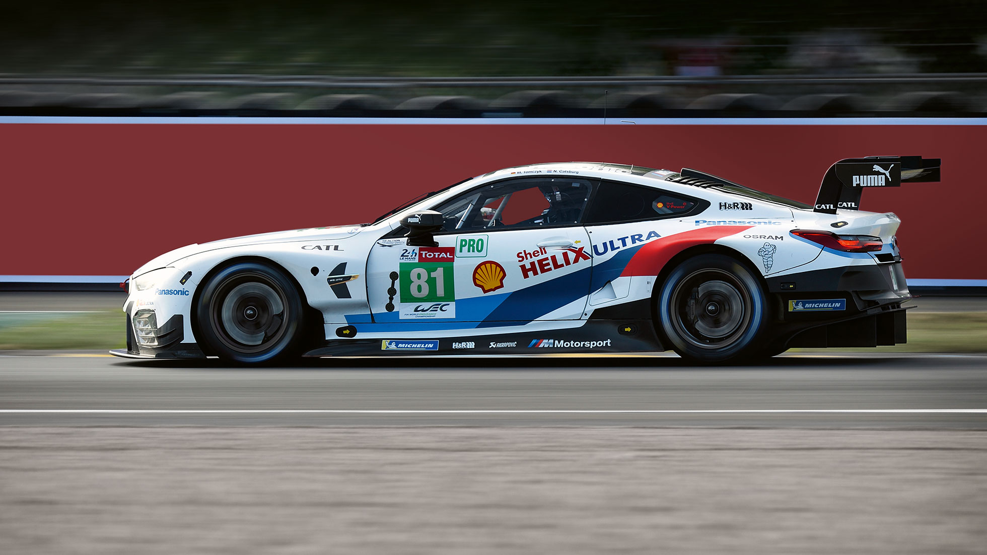 Auf dem Bild ist ein fahrendes Motorsport-Auto auf der Rennstrecke zu sehen. Auf dem Bild ist ein fahrendes Motorsport-Auto auf der Rennstrecke zu sehen.