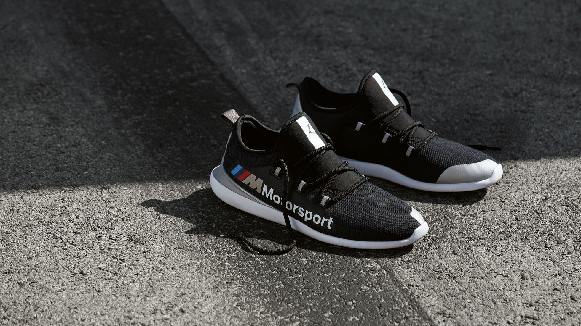 Auch abseits der Rennstrecke sportlich unterwegs – mit den BMW M Motorsport Schuhen PUMA EVO CAT. Das Bild zeigt die BMW M Motorsport Schuhe PUMA EVO CAT.