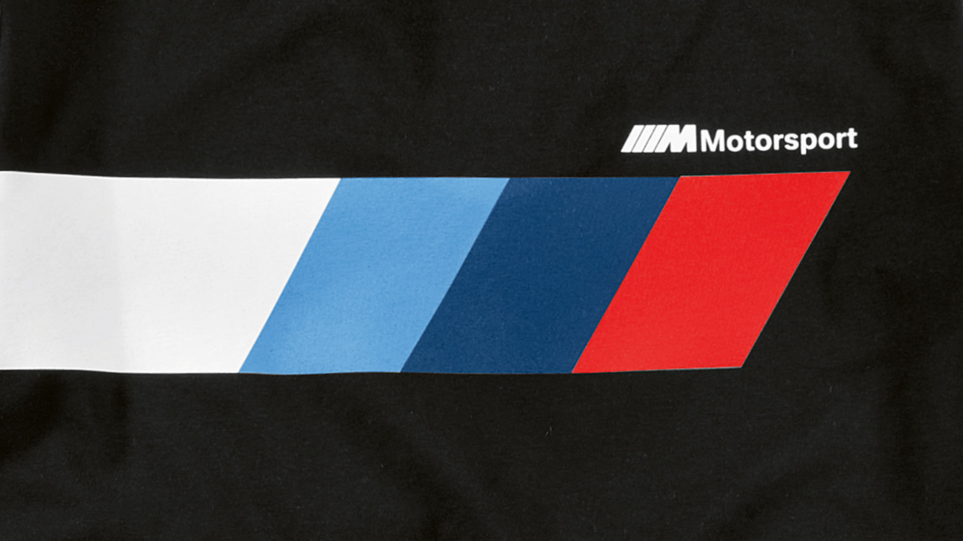 Mit der BMW M Motorsport Jacke für Damen setzen Sie auch außerhalb des Fahrzeugs starke Akzente. Das Produktbild ist eine Nahaufnahme des Logos der BMW M Motorsport Collection, wie es zum Beispiel auf der Jacke für Damen zu sehen ist.