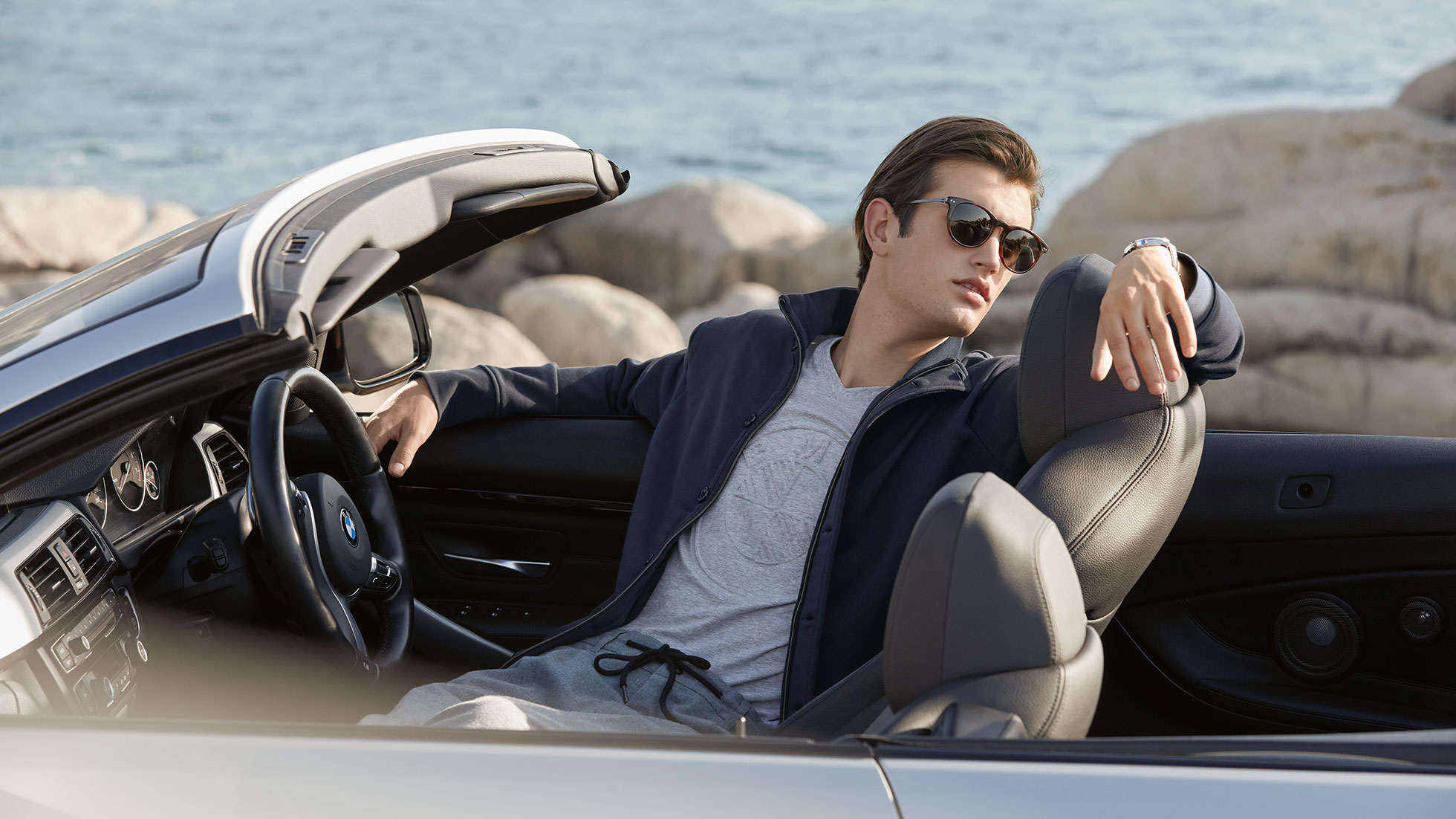 Ein Mann trägt lässig die BMW Sonnenbrille für Damen und Herren. Ein Mann trägt lässig die BMW Sonnenbrille für Damen und Herren.