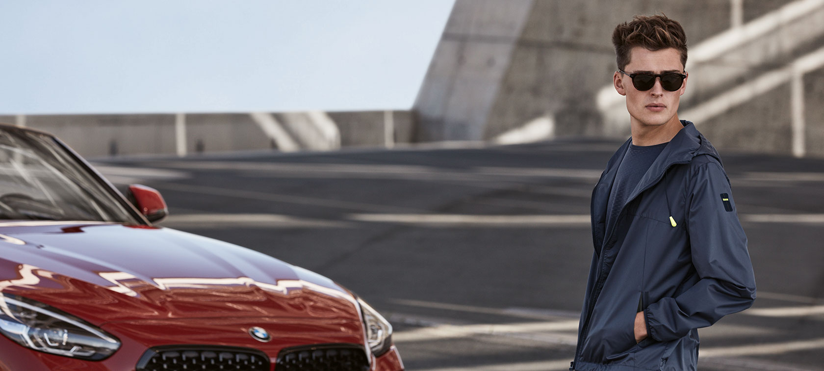 Ein männliches Model trägt selbstbewusst Produkte aus der BMW Collection. Ein männliches Model trägt selbstbewusst Produkte aus der BMW Collection.