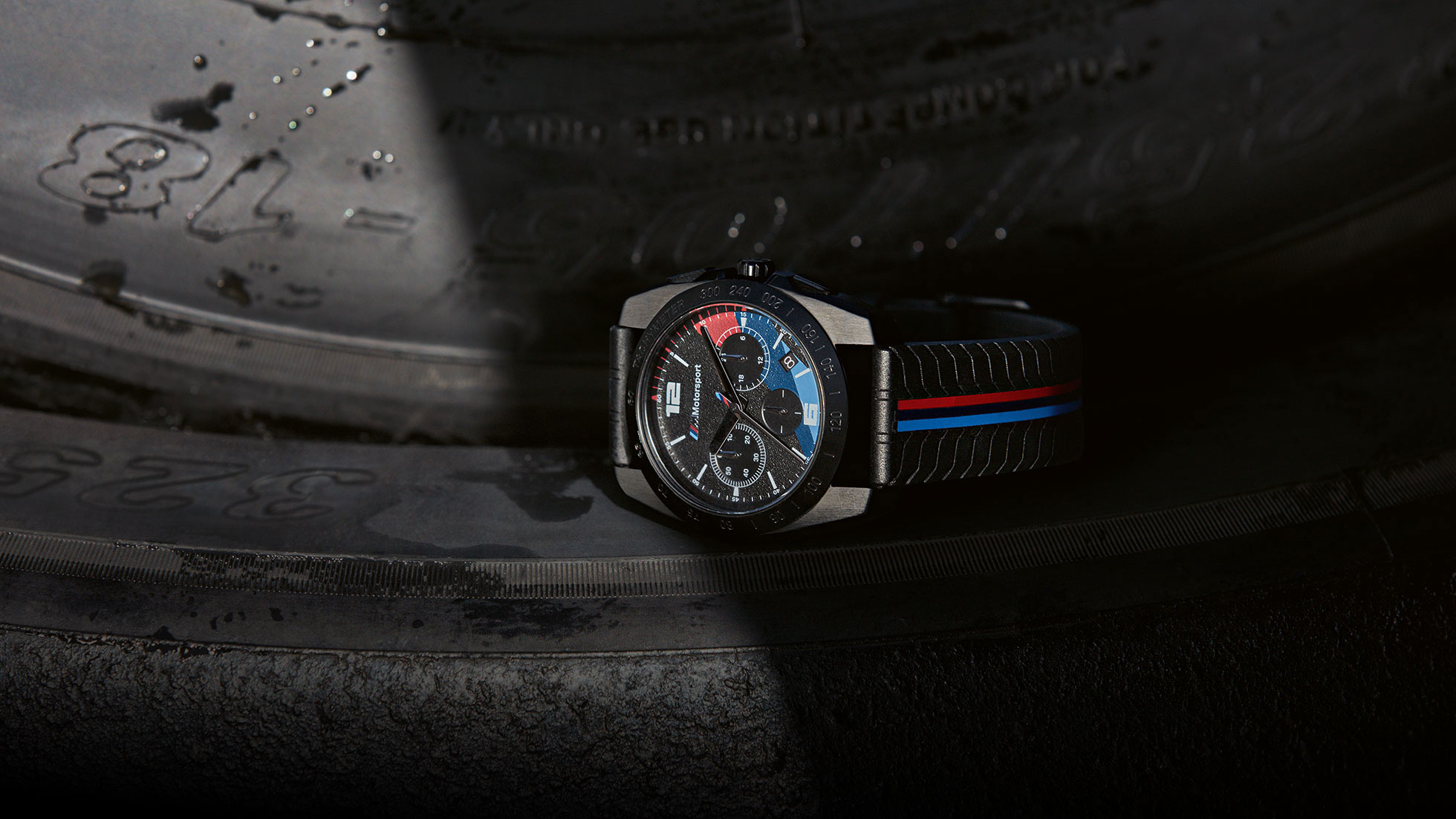 Das Bild ist eine Nahaufnahme des BMW M Motorsport Chronographen für Herren. Das Bild ist eine Nahaufnahme des BMW M Motorsport Chronographen für Herren.