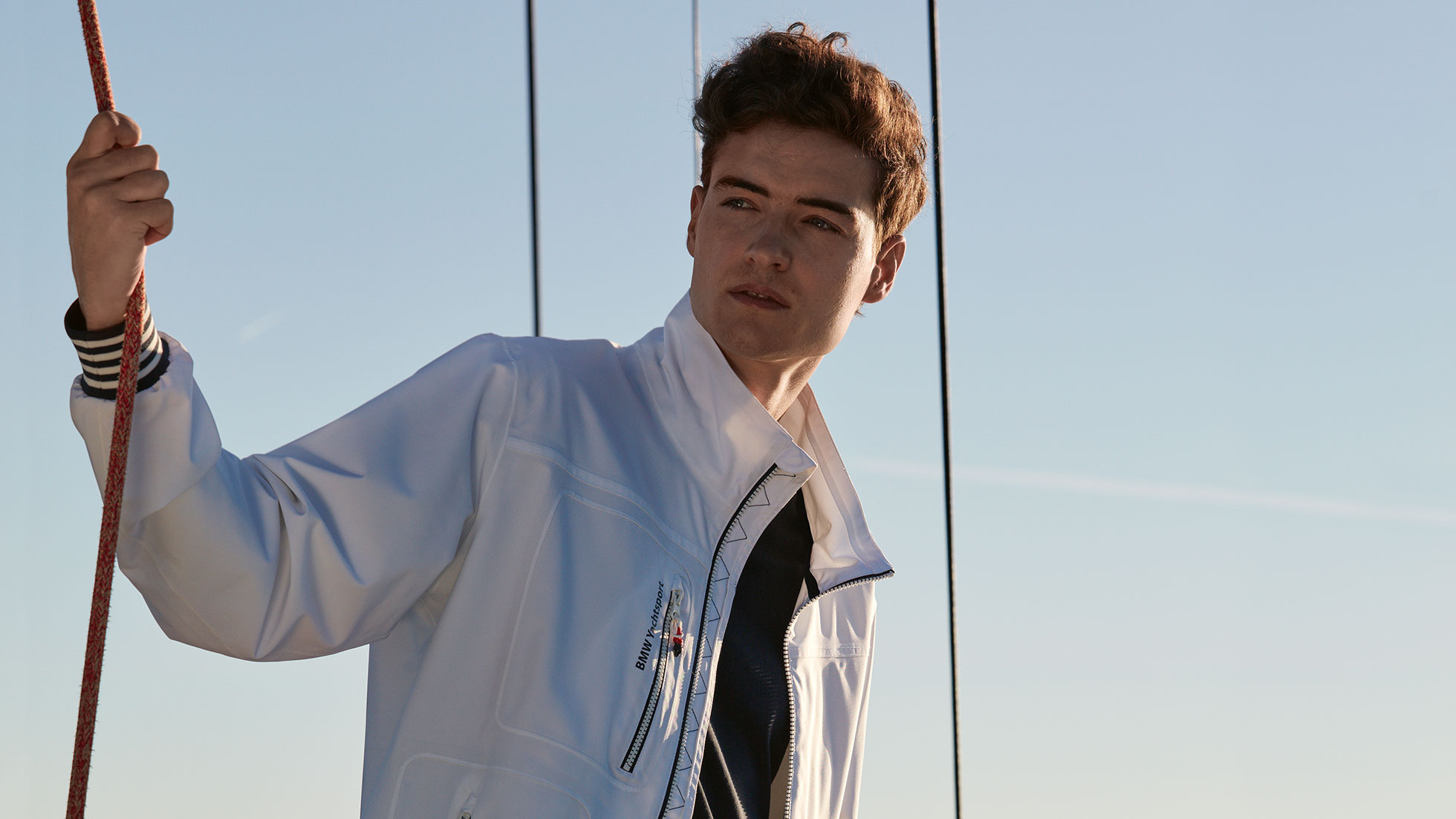Ein junger Mann trägt die BMW Yachtsport Jacke für Herren. Ein junger Mann trägt die BMW Yachtsport Jacke für Herren.