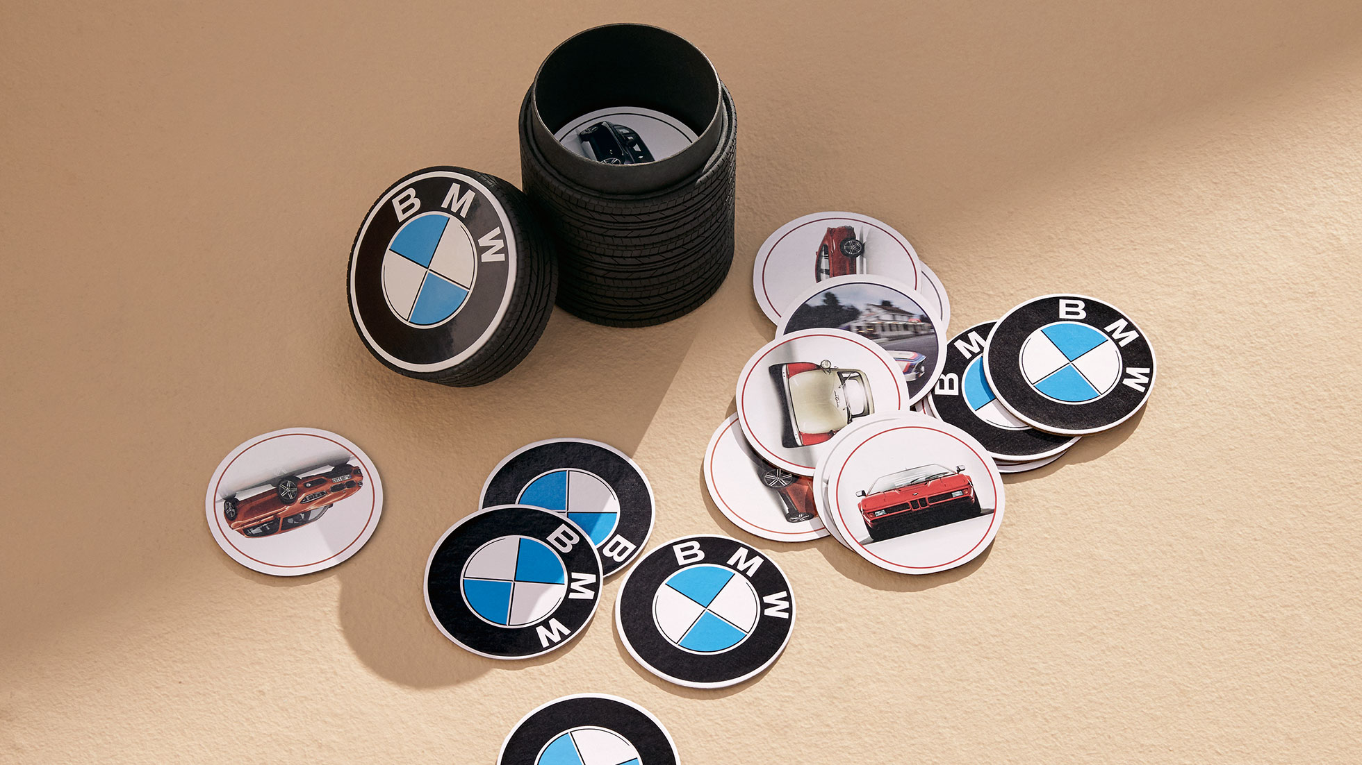 Das BMW Memory. Das BMW Memory liegt unsortiert ausgebreitet auf einem Tisch.