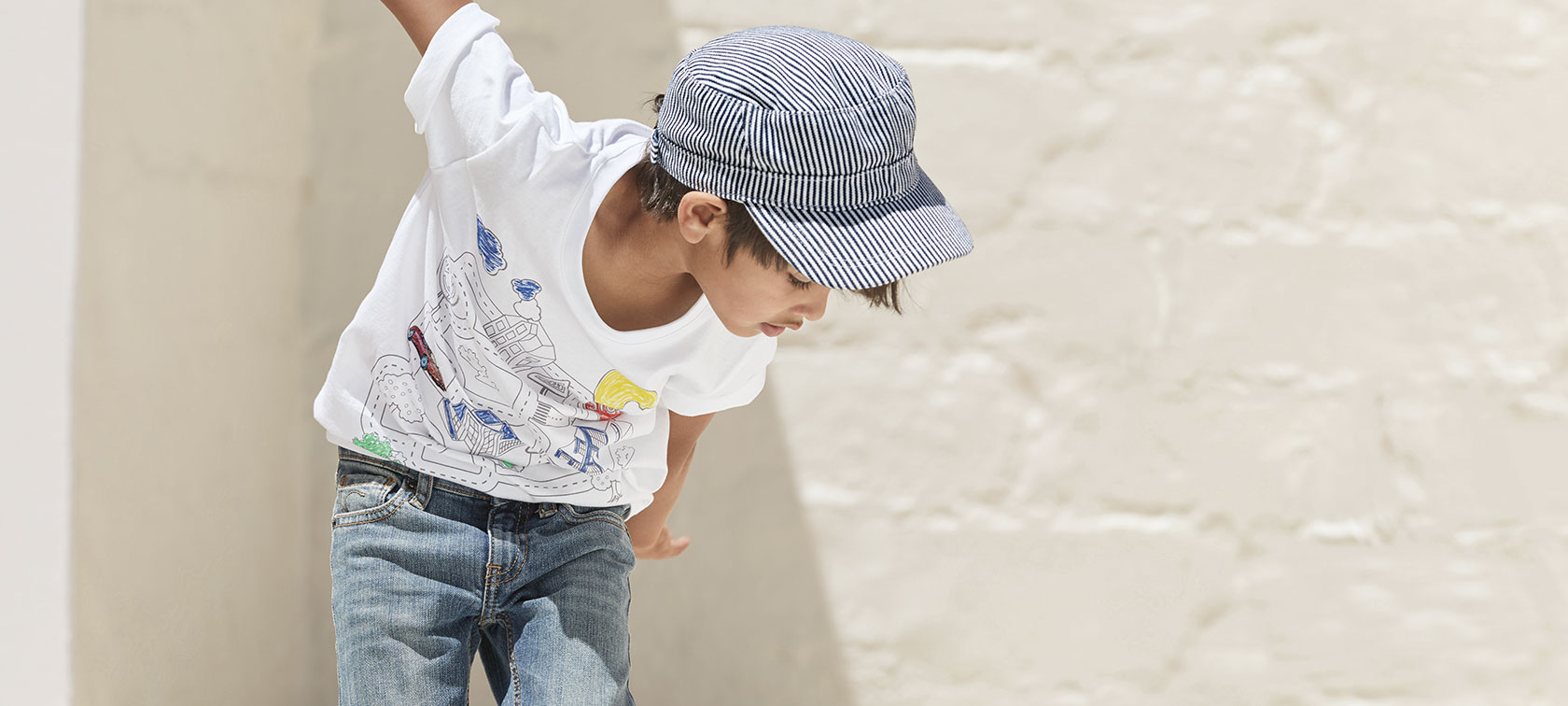 BMW T-Shirt Interactive Kids. Ein Junge präsentiert das BMW T-Shirt Interactive Kids.