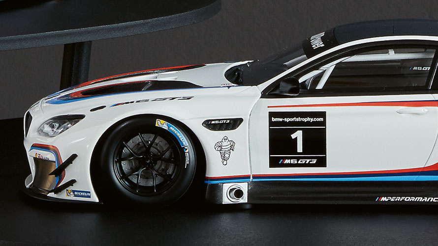 Auf dem Bild ist die Profilschuss-Front eines Miniatur BMW M6 GT3 zu sehen. Auf dem Bild ist die Profilschuss-Front eines Miniatur BMW M6 GT3 zu sehen.