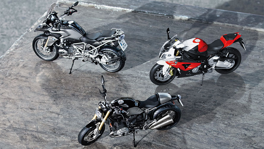Drei BMW Motorräder. Eine Miniatur BMW R 1200 GS, eine Miniatur BMW S 1000 RR und eine Miniatur BMW R Nine T. Drei BMW Motorräder. Eine Miniatur BMW R 1200 GS, eine Miniatur BMW S 1000 RR und eine Miniatur BMW R Nine T.