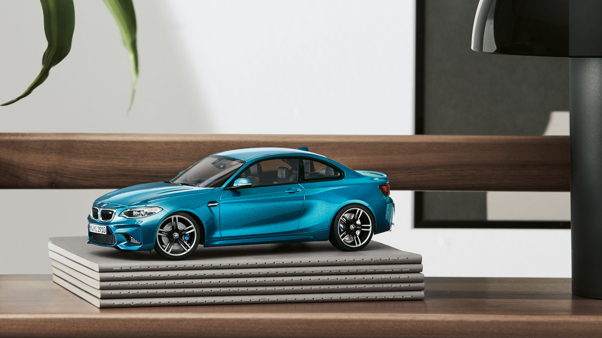 Miniatur BMW M2 in Long Beach Blue. Auf dem Bild ist eine Miniatur vom BMW M2 in der Farbe Long Beach Blue zu sehen.