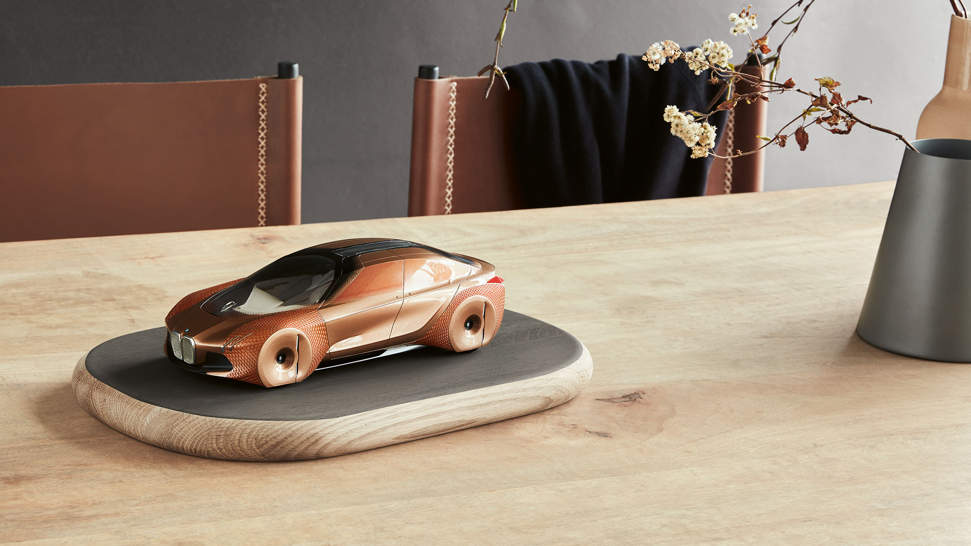 Miniatur BMW Vision Next 100. Auf dem Bild ist ein ¾ Frontschuss eines Miniatur BMW Vision zu sehen.