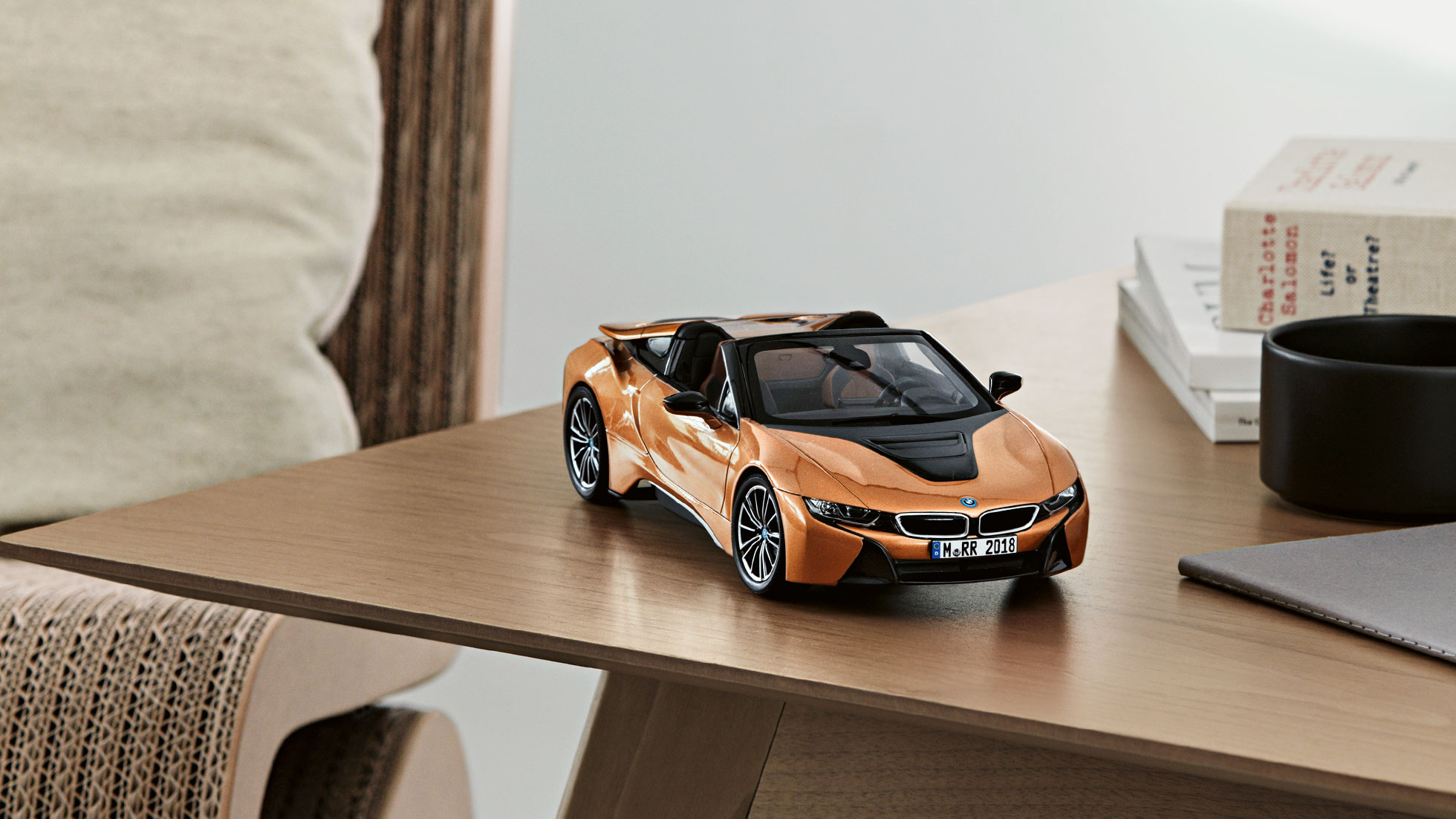 Miniatur BMW i8 Roadster. Das Bild zeigt die Front einer Miniatur vom BMW i8 Roadster.