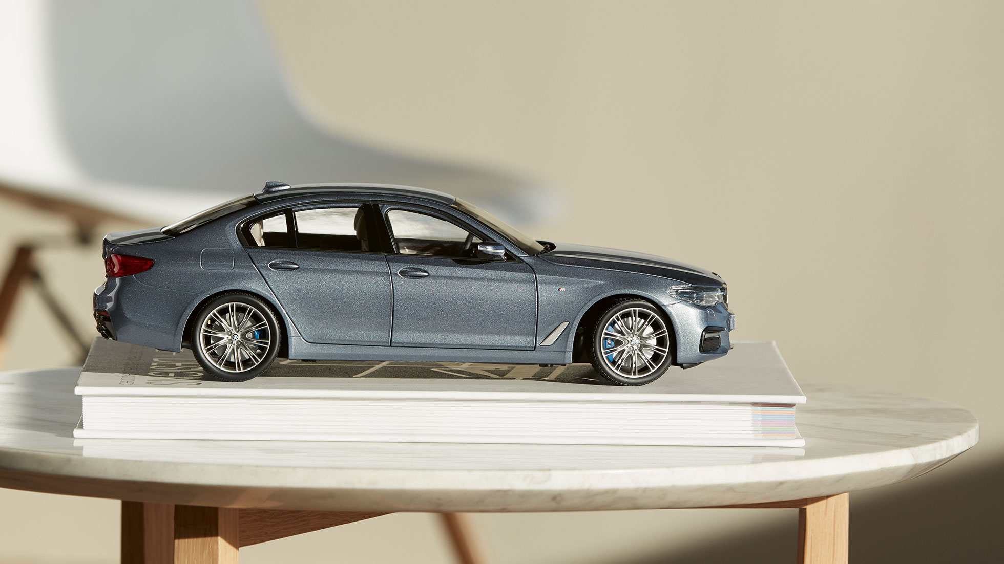 Miniatur BMW 5er in Sophisto Grey. Das Bild zeigt eine Miniatur des BMW 5ers in der Farbe Sophisto Grey.