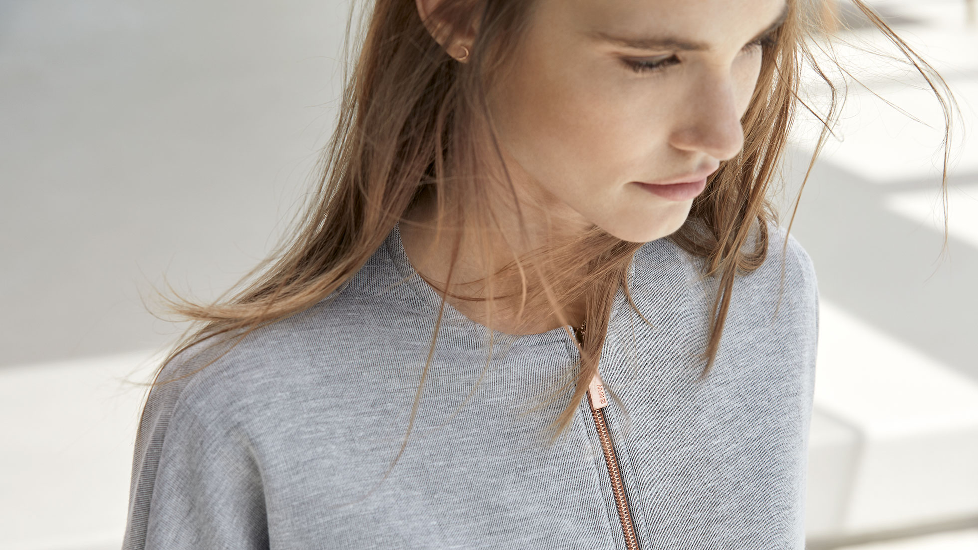 BMW Sweatjacke Damen. Das Bild ist ein Detail-Ausschnitt für die BMW Sweatjacke für Damen.