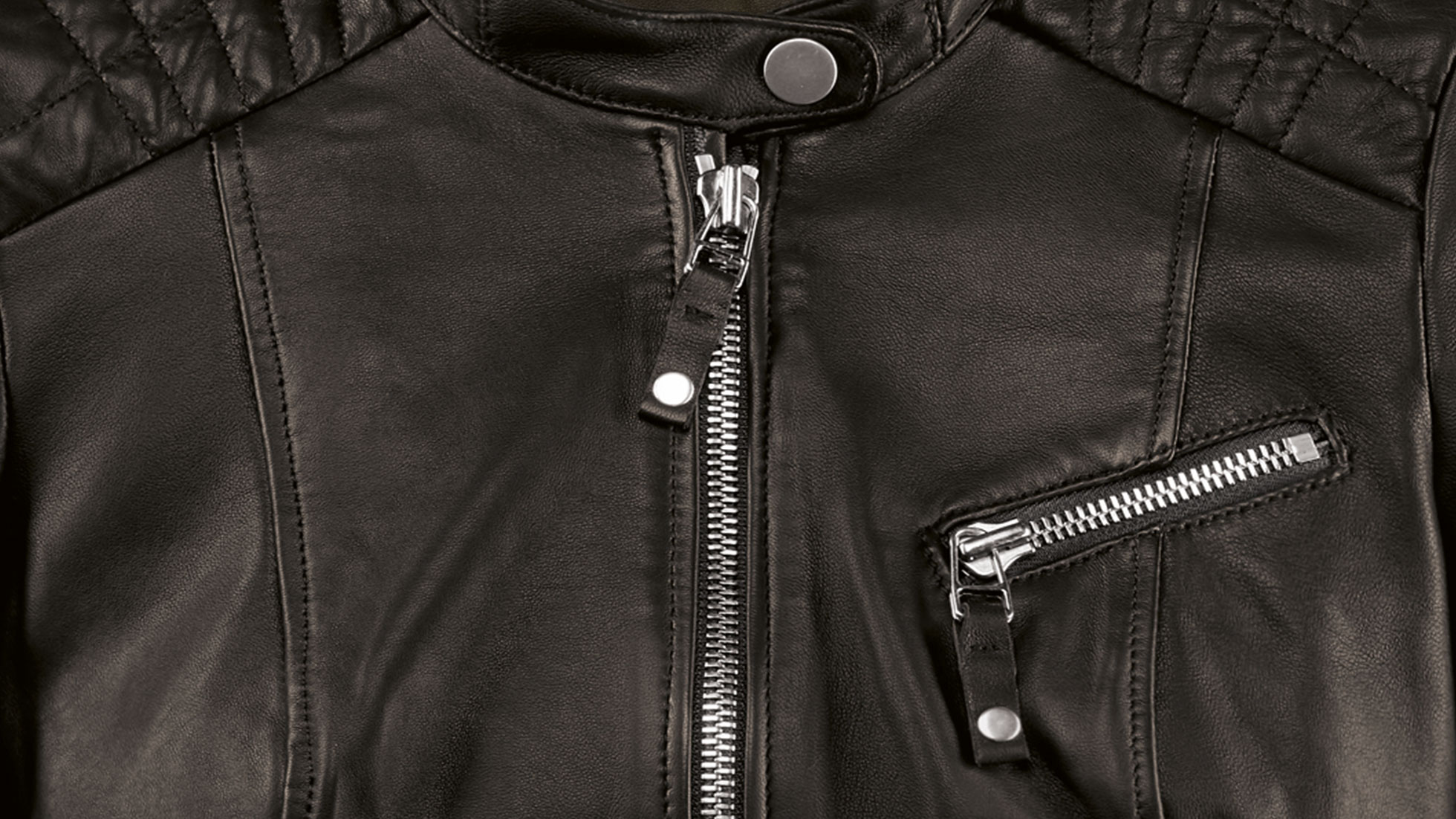 BMW Lederjacke Damen. Sie sehen den Reißverschluss der BMW Lederjacke Damen in Schwarz in der Großaufnahme.