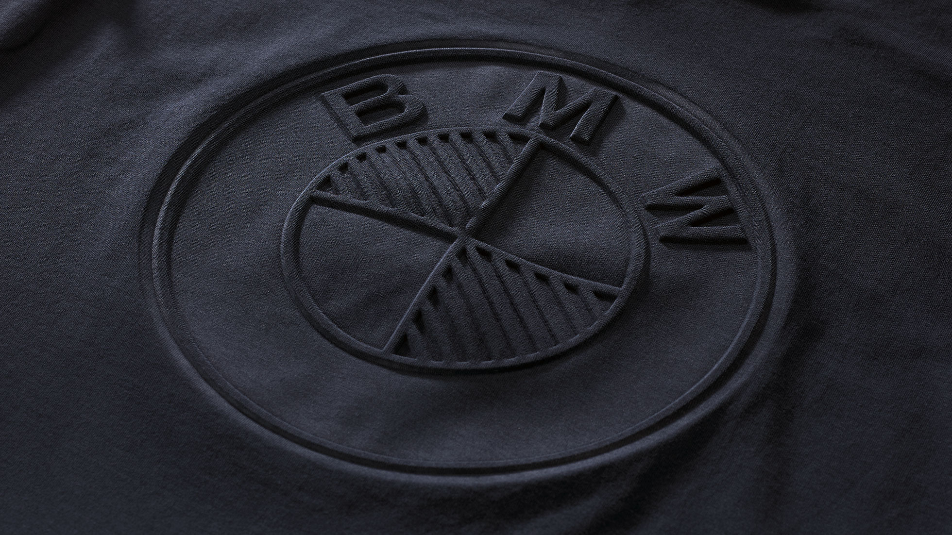 BMW T-Shirt Logo Damen. Das Foto ist eine Nahaufnahme des Logos des Produkts BMW T-Shirt Logo Damen.