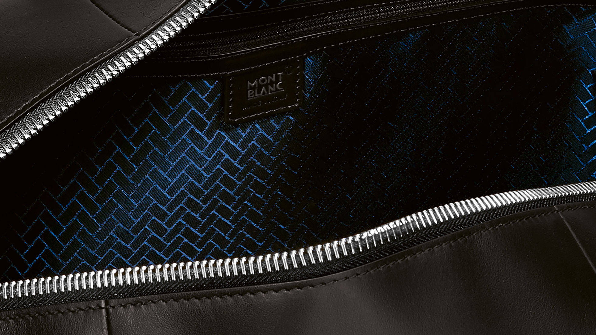 Montblanc for BMW Duffle Bag. Im Bild ist eine Großaufnahme des Musters der Montblanc for BMW Duffle Bag zu sehen.