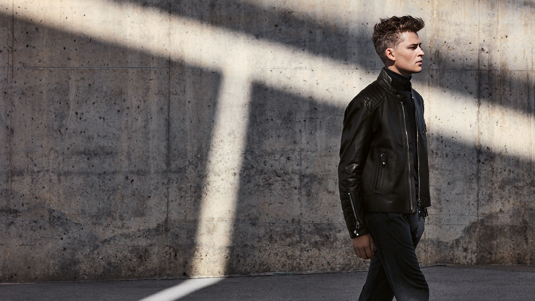 Ein männliches Model stellt die Lederjacke für Herren aus der BMW Collection zur Schau. Ein männliches Model stellt die Lederjacke für Herren aus der BMW Collection zur Schau.