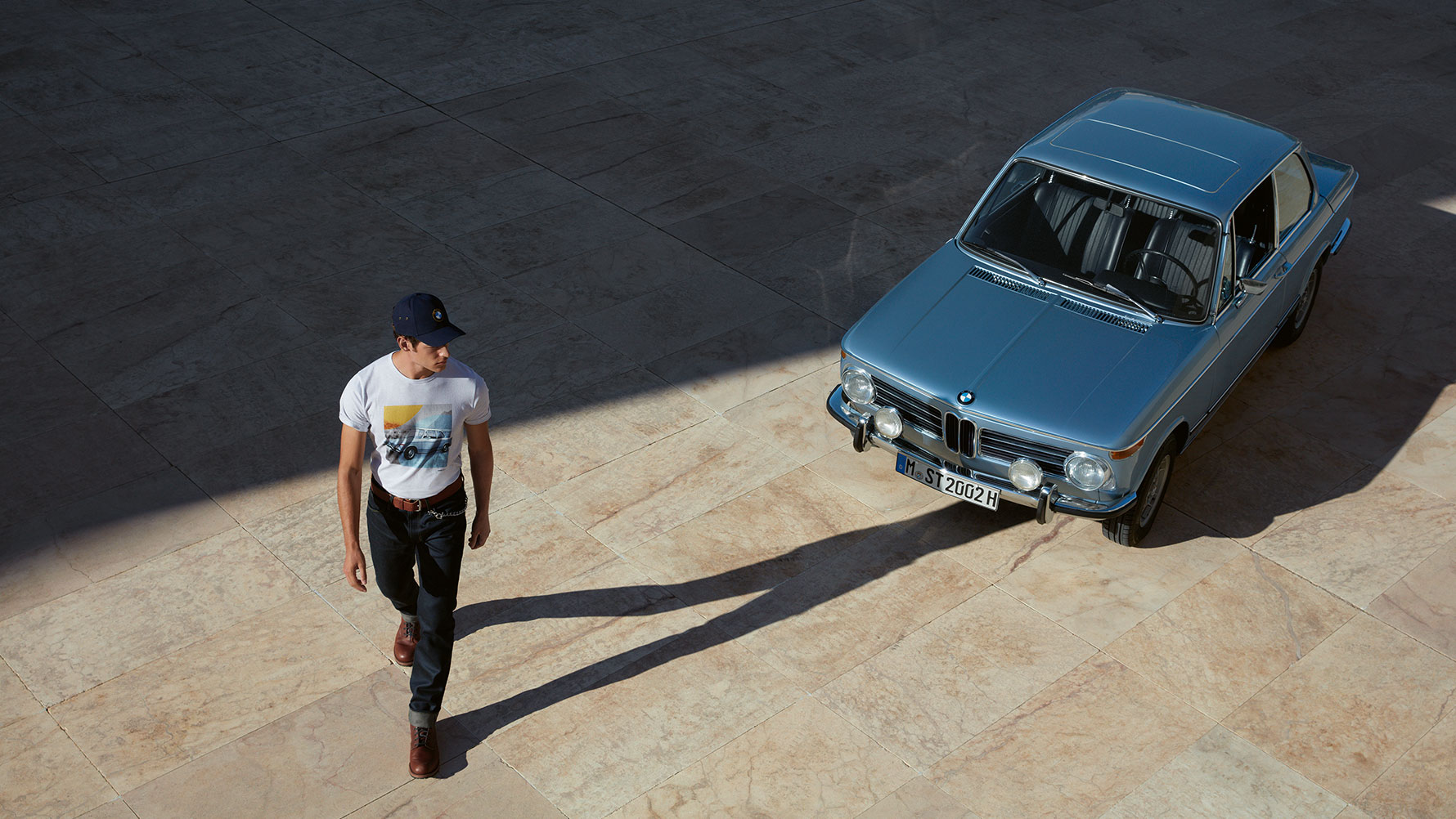 Männliches Model und ein BMW Oldtimer repräsentieren das Design der BMW Classic Collection. Männliches Model und ein BMW Oldtimer repräsentieren das Design der BMW Classic Collection.