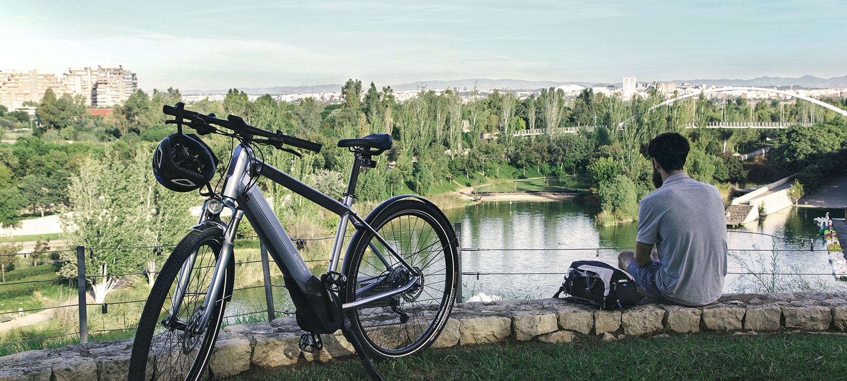 Das Bild zeigt Möbeldesigner Fernando Abellanas bei einer Fahrtpause. Er sitzt hoch über den Parkanlagen des Jardin des Turia und genießt den Blick in die Ferne. Neben ihm steht sein BMW Active Hybrid E-Bike. Das Bild zeigt Möbeldesigner Fernando Abellanas bei einer Fahrtpause. Er sitzt hoch über den Parkanlagen des Jardin des Turia und genießt den Blick in die Ferne. Neben ihm steht sein BMW Active Hybrid E-Bike.