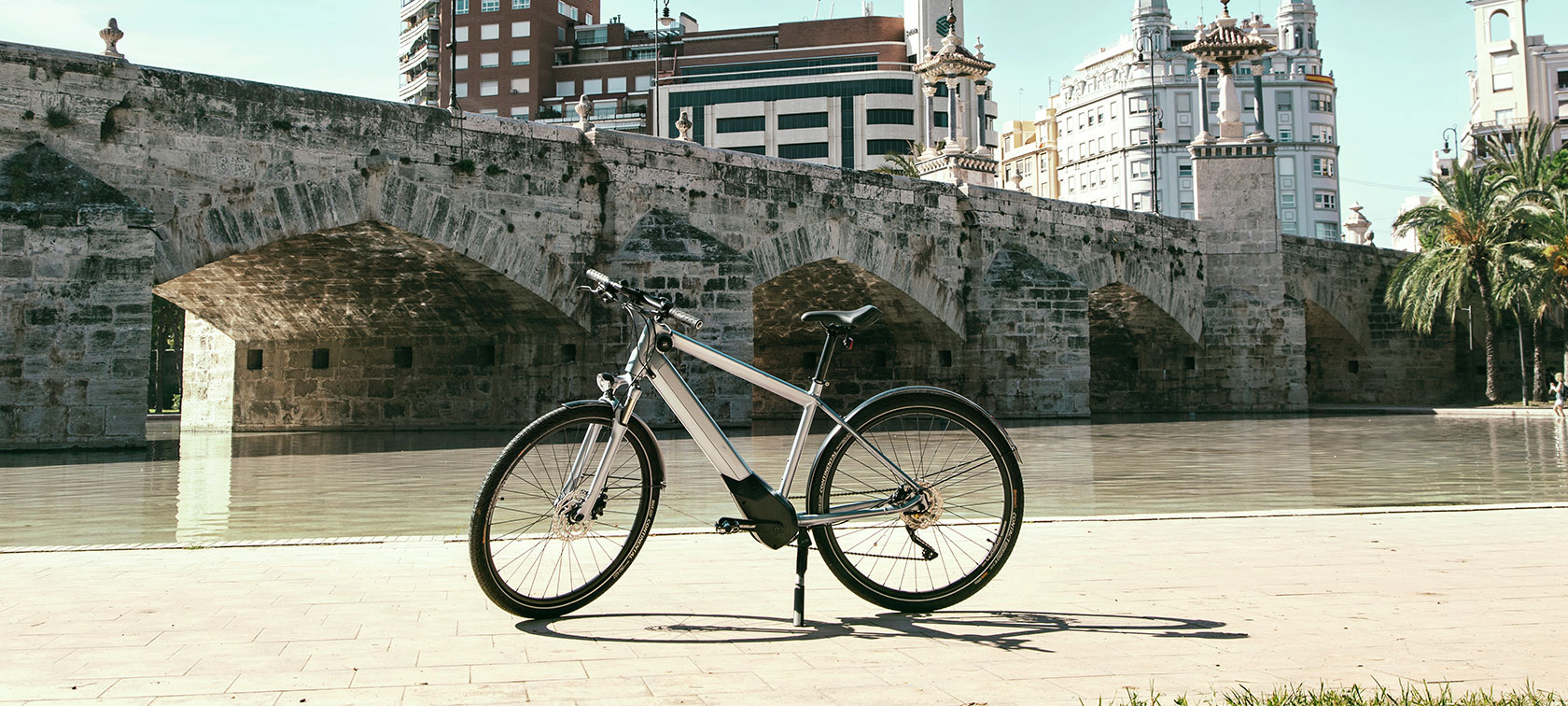 BMW Active Hybrid E-Bike. Das BMW Active Hybrid E-Bike parkt vor einem Fluss innerhalb der Stadt Valencia.