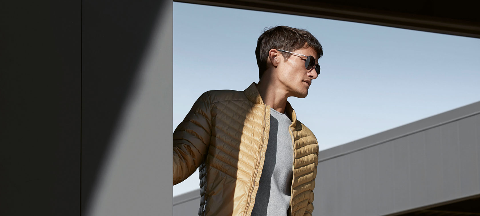 Das Bild zeigt ein junges Model, das die BMW Jacke Softdaune Damen trägt. Das Bild zeigt ein junges Model, das die BMW Jacke Softdaune Damen trägt.