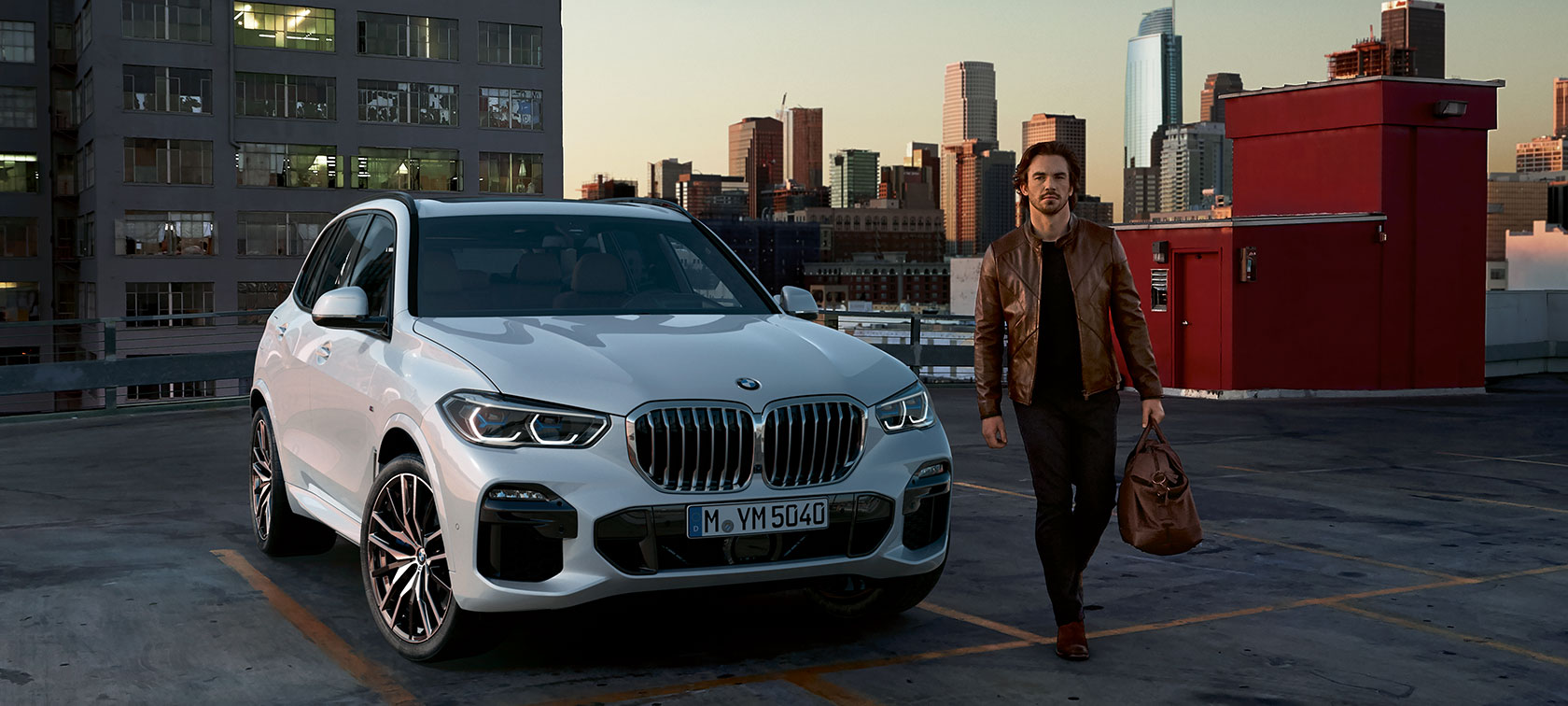 Mann in Lederjacke trägt die 48h Hour Tasche aus der BMW Lifestyle X Edition. Mann in Lederjacke trägt die 48h Hour Tasche aus der BMW Lifestyle X Edition.