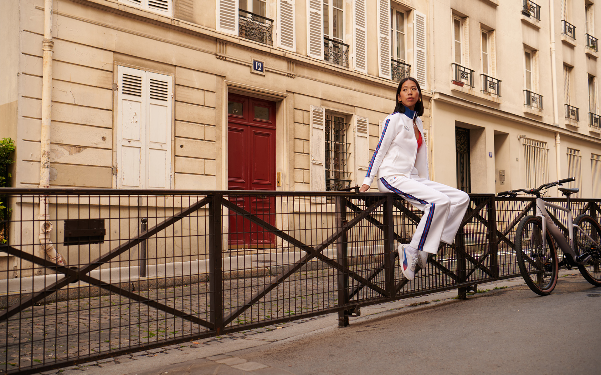BMW Lifestyle Lookbook BMW E-Bike und BMW M Motorsport Outfit