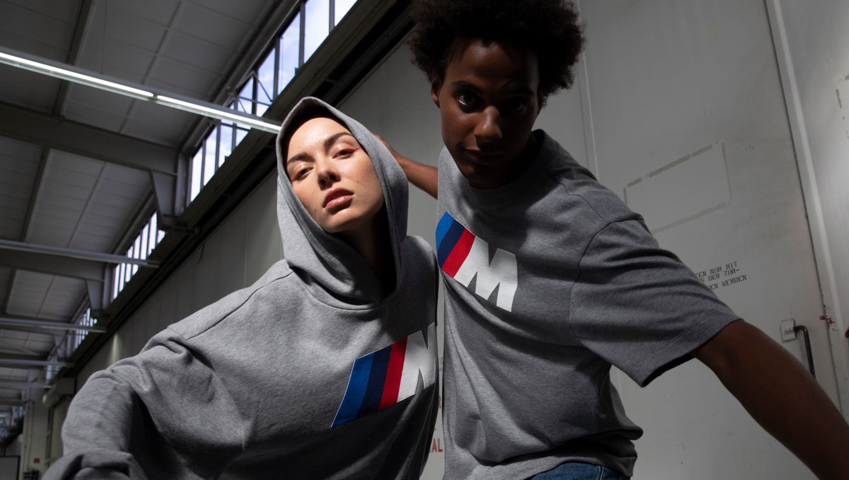 BMW Lifestyle Lookbook 2023 BMW M Sweathoodie Logo unisex und BMW M T-Shirt Logo unisex BMW Lifestyle Lookbook BMW M Sweathoodie Logo unisex und BMW M T-Shirt Logo unisex