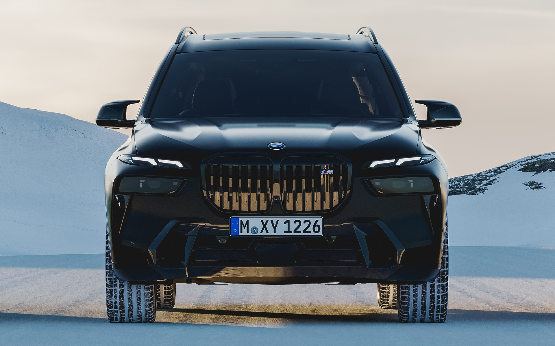 BMW X7 G07 in BMW Individual Frozen Black, Frontansicht, auf Schnee parkend