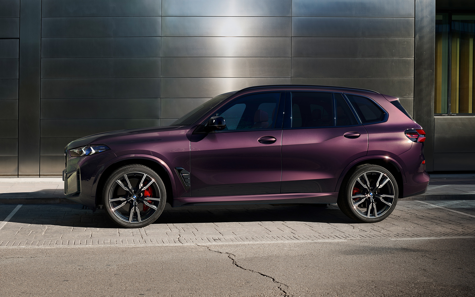 BMW X5 M60i G05 in BMW Individual Mora metallic, 2/3 Seitenansicht, parkend
