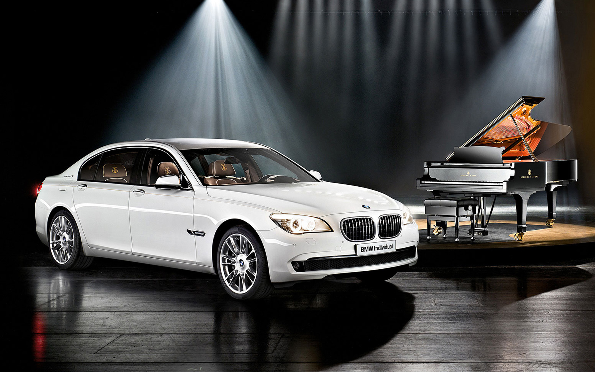 BMW Individual 7 Series Composition inspired by Steinway & Sons F01 2010 Dreiviertel-Seitenansicht vor Konzertflügel