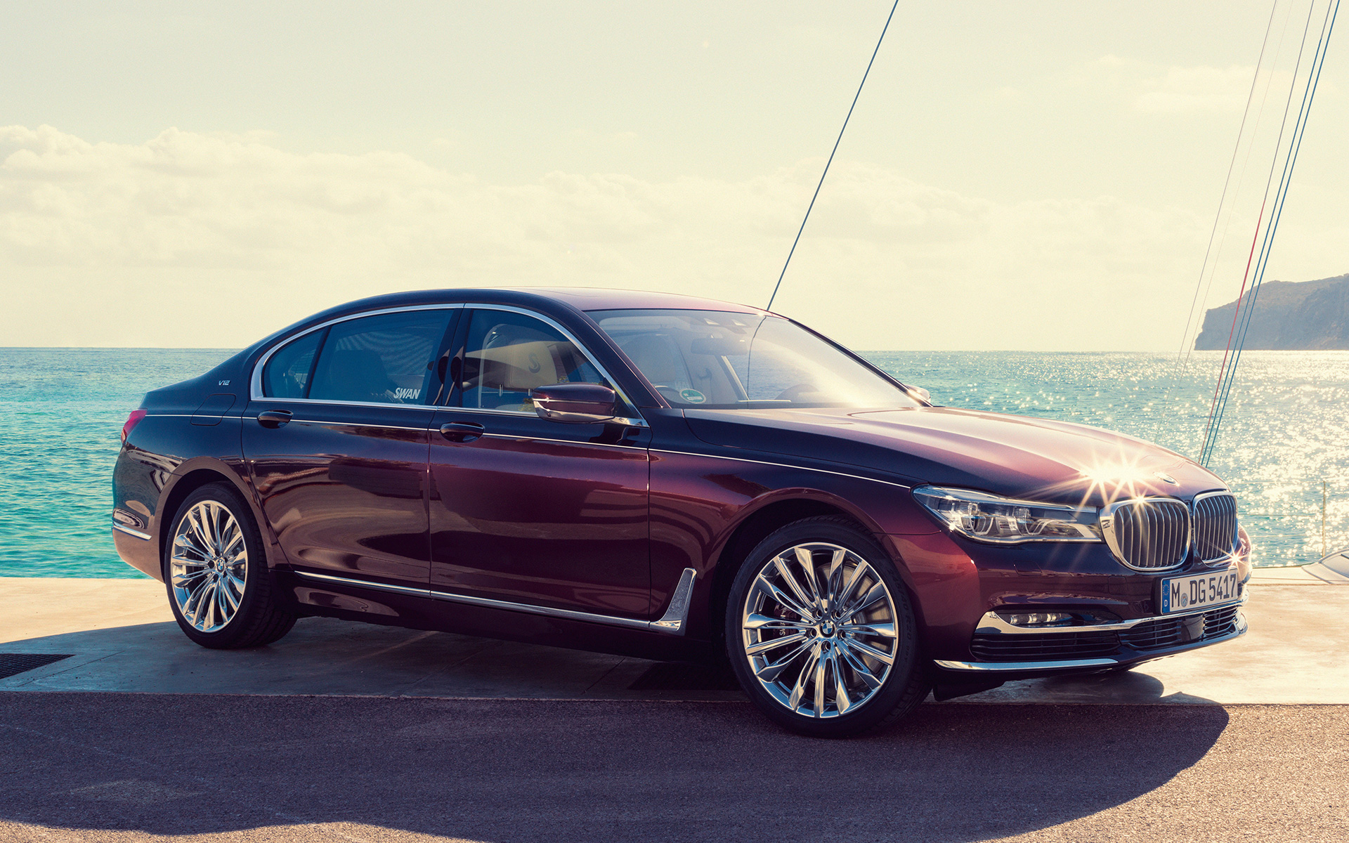 BMW Individual M760Li inspired by Nautor’s Swan G12 2017 Dreiviertel-Seitenansicht stehend am Pier vor Segelyacht in Bucht