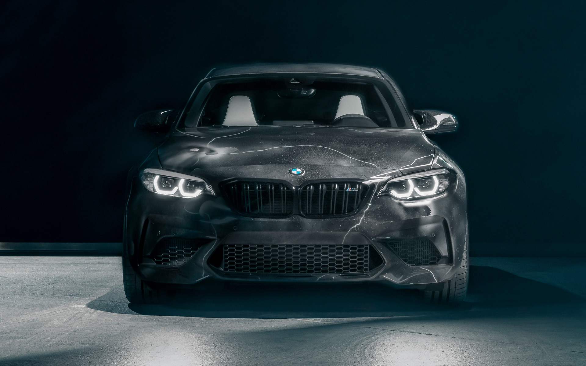 BMW M2 Edition designed by FUTURA 2000 F87 2020 Frontansicht vor schwarzem Hintergrund 