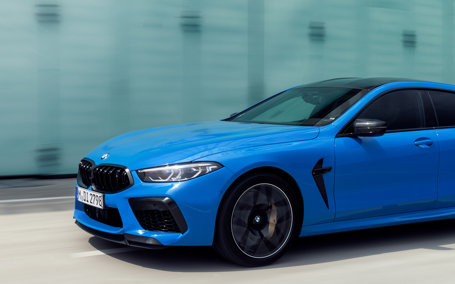 BMW M8 Competition Coupé F92 2019 BMW Individual Voodooblau Dreiviertel-Seitenansicht im Anschnitt fahrend