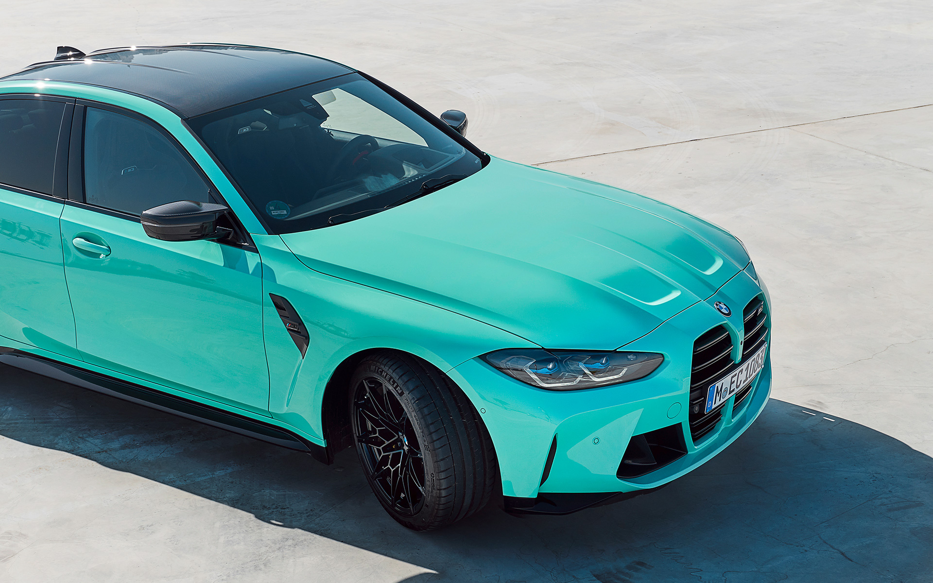 BMW M3 Limousine G80 2021 BMW Individual Mintgrün Dreiviertel-Seitenansicht stehend mit Aufsicht im Anschnitt 