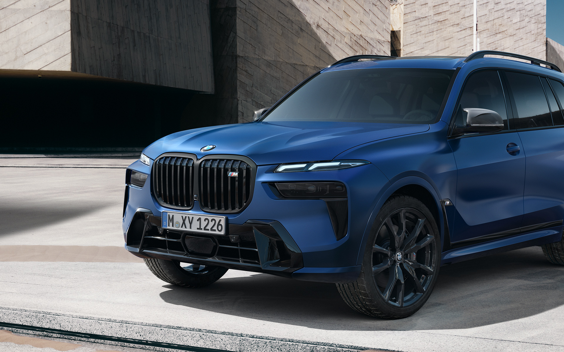 BMW X7 M60i xDrive G07 LCI BMW Individual Frozen Marina Bay Blue metallic Dreiviertel-Seitenansicht im Anschnitt stehend