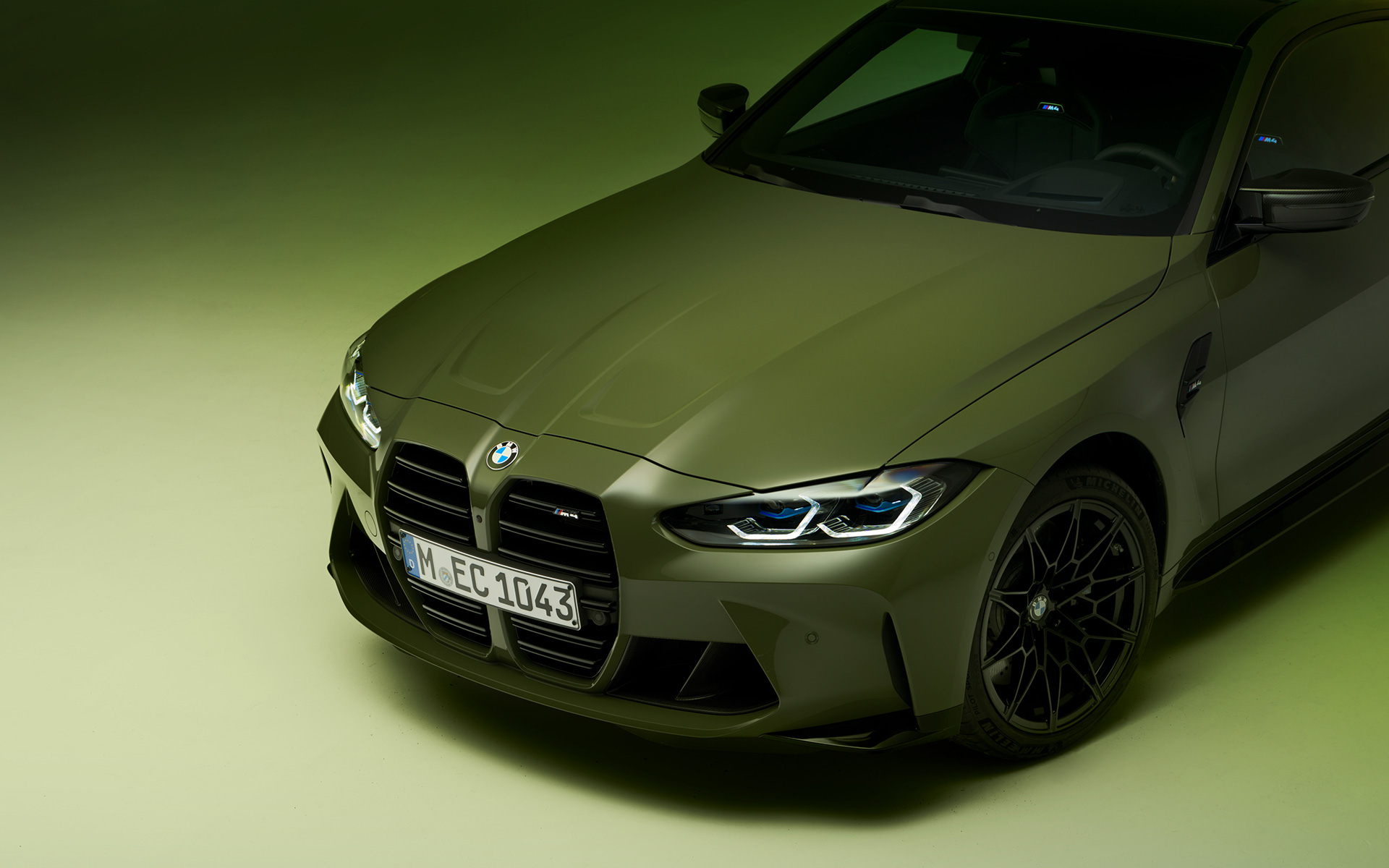BMW M4 Competition Coupé G82 2021 BMW Individual Urban Green Dreiviertel-Frontansicht mit Aufsicht im Anschnitt